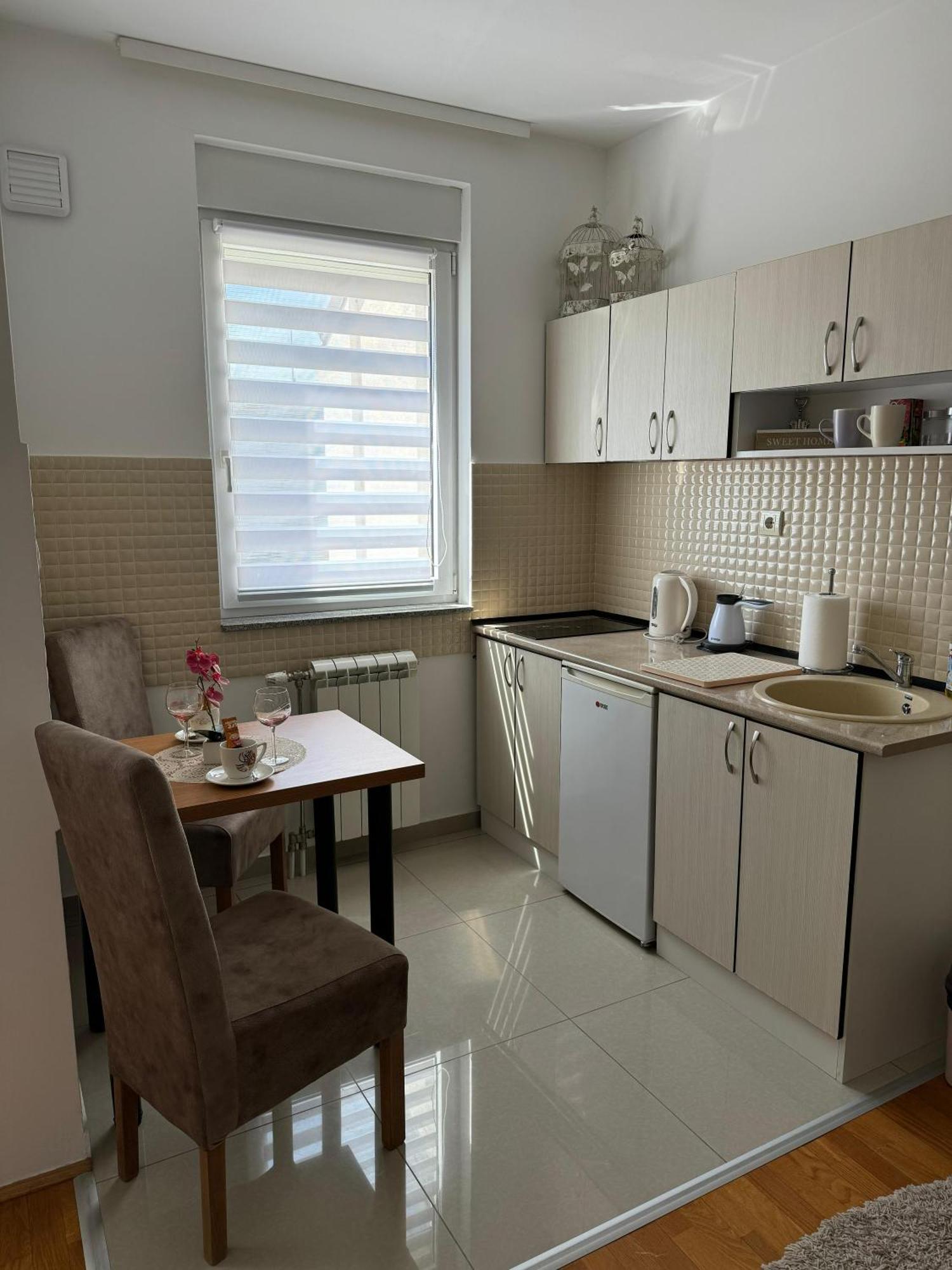 Angellina Apartmani สเรมสกา มิโตรวิตซา ภายนอก รูปภาพ